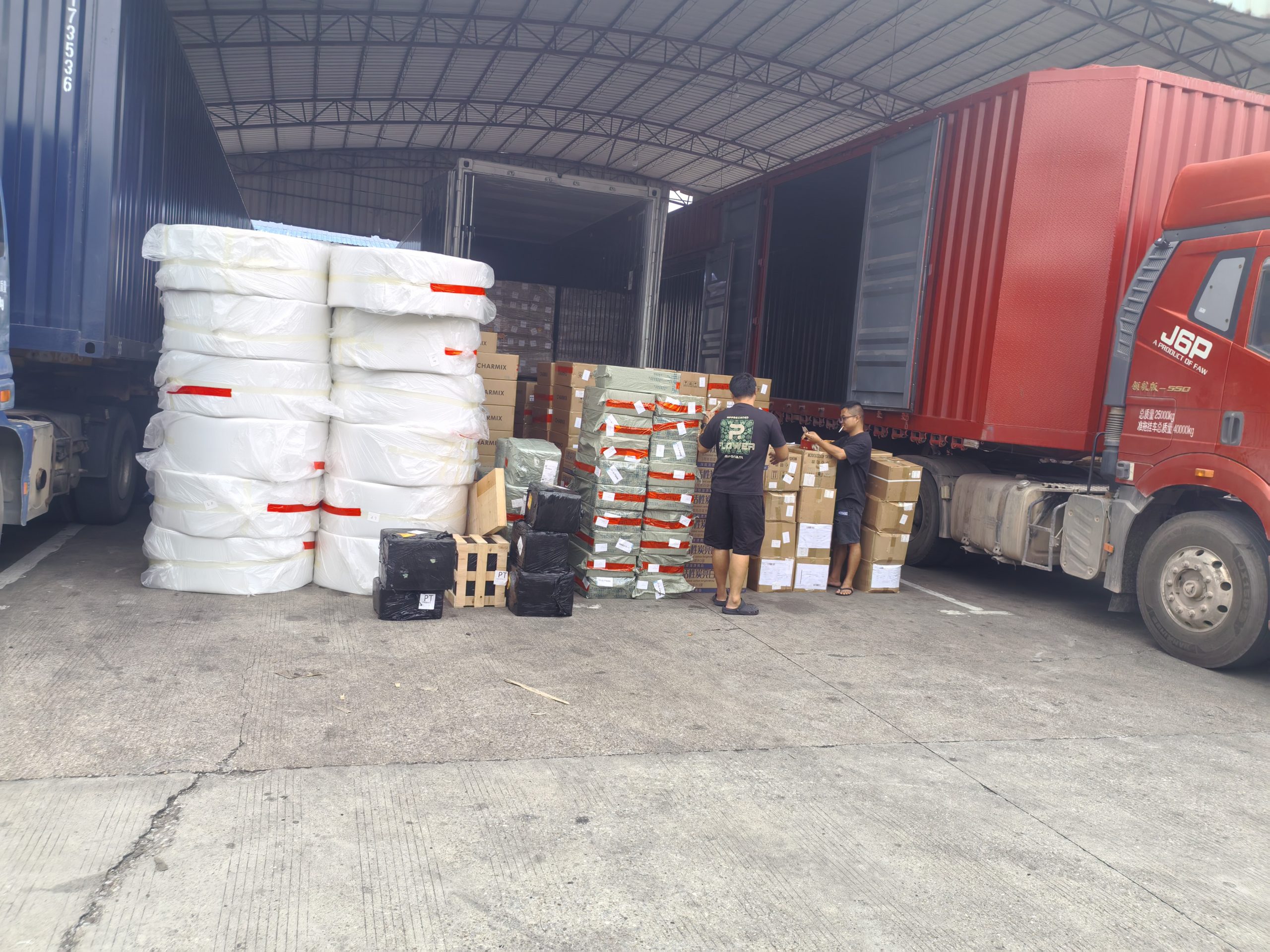 Kiểm tra và dán nhãn kiện hàng tại kho Trung Quốc của Kho Vận Liên Minh