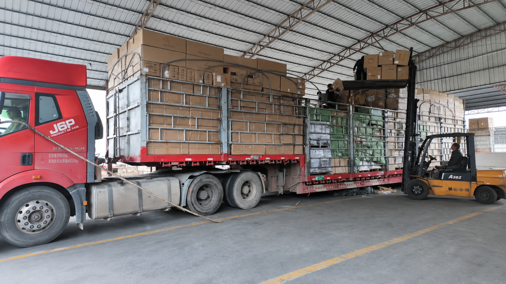 Xe hàng cồng kềnh được bốc xếp tại kho Trung Quốc của Kho Vận Liên Minh