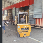 Xe nâng xếp hàng lên xe tại kho Trung Quốc của Kho Vận Liên Minh, kèm tiêu đề Hiểu rõ báo giá vận chuyển.