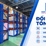 Ảnh minh họa kệ hàng tại kho, kèm bốn tiêu chí đối chiếu tồn kho: mã hàng, đơn vị, phạm vi và thời điểm.