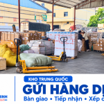 Khu vực tập kết hàng và xe nâng tay tại kho Trung Quốc, minh họa các mốc bàn giao, tiếp nhận và xếp chuyến.