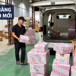 Nhân viên tiếp nhận các kiện hàng cạnh xe chở hàng tại kho Việt Nam của Kho Vận Liên Minh.
